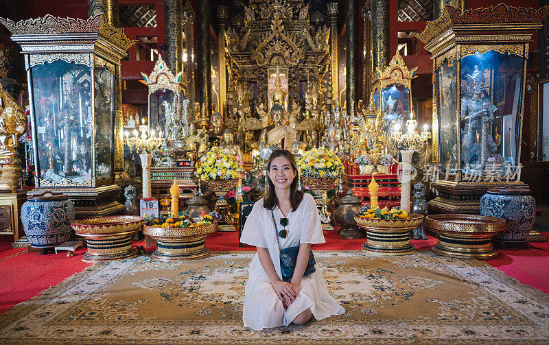 年轻的中年亚洲人在泰国北部清迈著名的旅游景点Phra Aram Luang寺祈祷